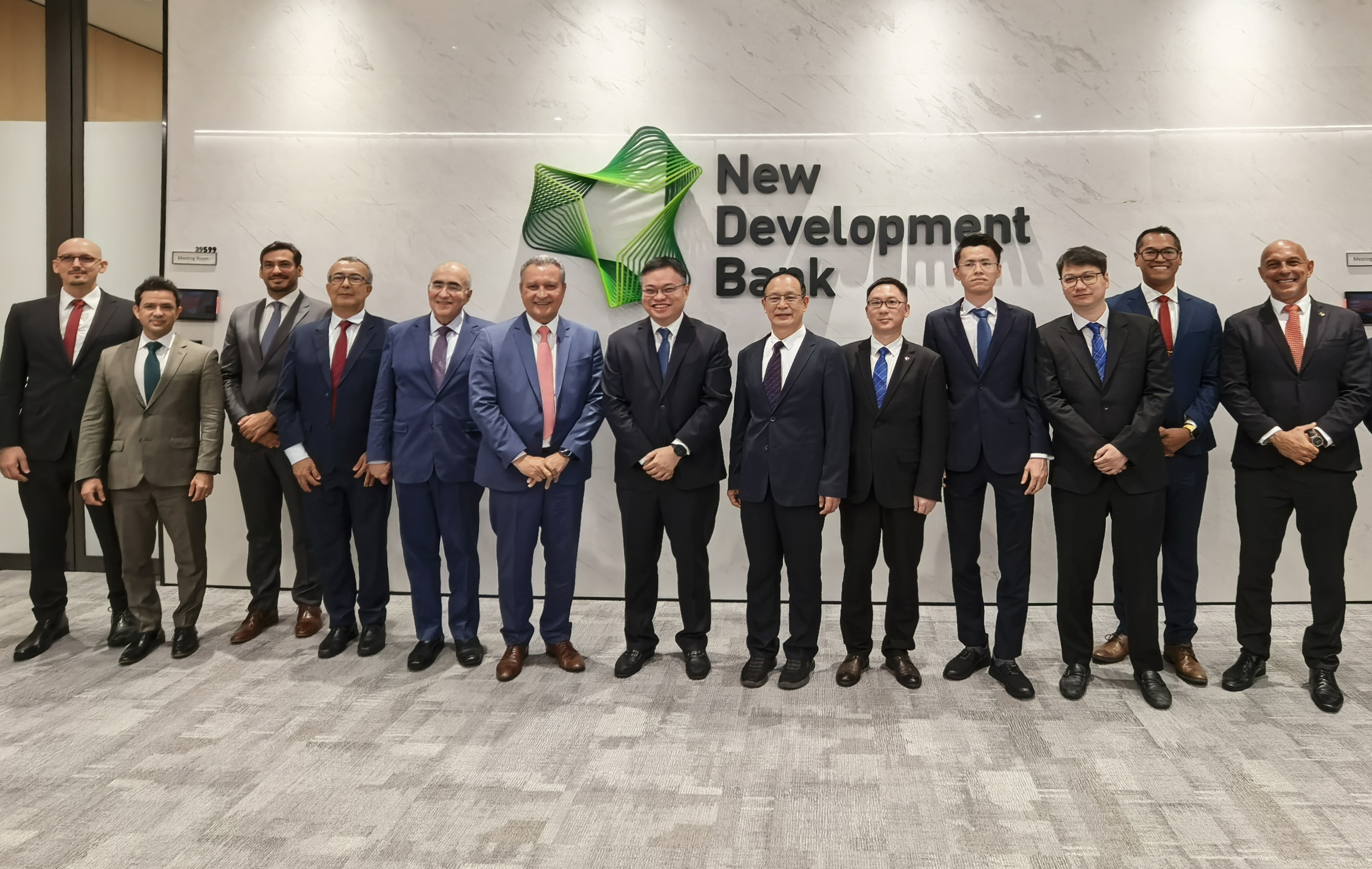 程晨光在金砖银行总部与巴西总统府首席部长科斯塔举行座谈